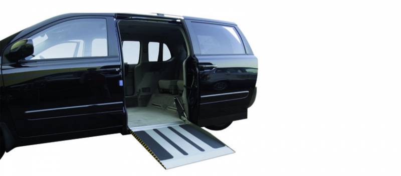 Aide au chargement de fauteuil roulant avec électrification de la porte latérale coulissante par Handi Conduite à Vendargues