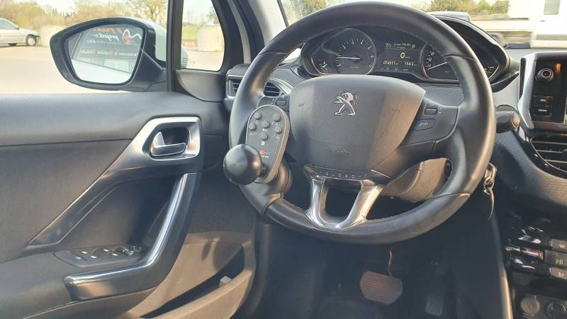 Installation d'une télécommande multifonctions au volant pour poste de conduite PMR sur Peugeot 2008 - Handi Conduite - Montpellier