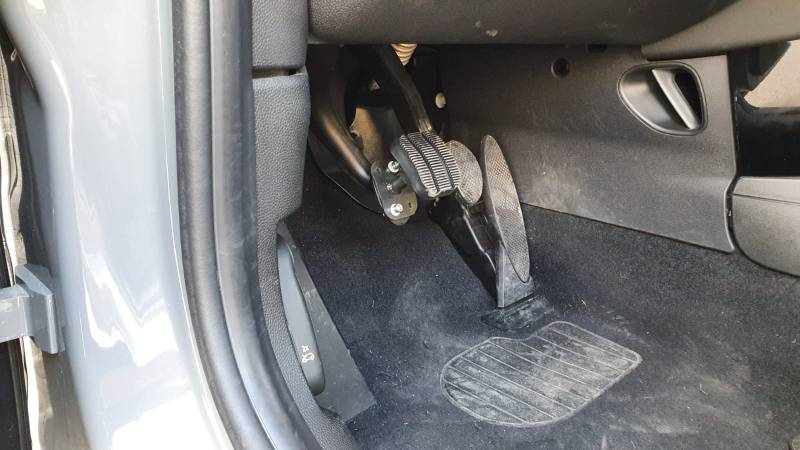 Rallonge de pédale pour les personnes de petite taille sur une Mini dans l'Hérault par Handi Conduite