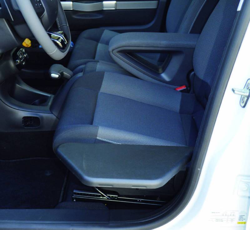 Aménagement d'un véhicule pour personnes handicapées avec un plateau de transfert manuel