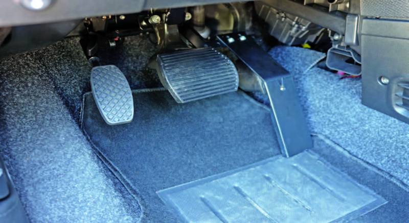 Adaptation avec inversion pédale à gauche mécanique relevable sur véhicule PMR par Handi Conduite à Montpellier