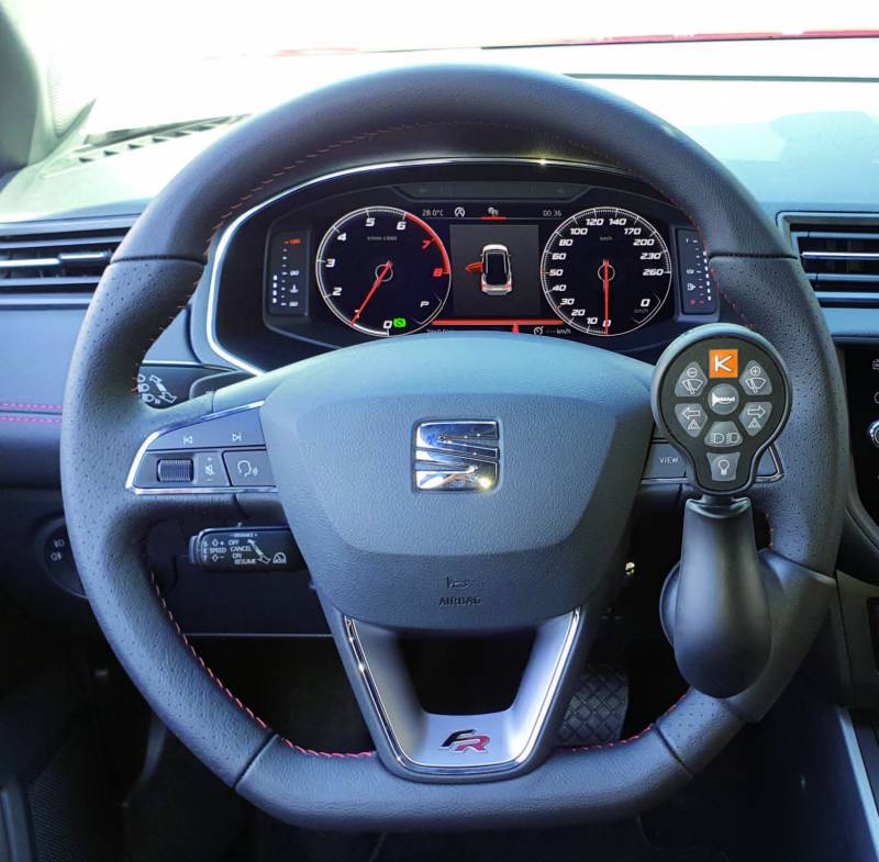 La télécommande multifonctions PV 1009 au volant de Kivi proposée par Handi Project à Montpellier