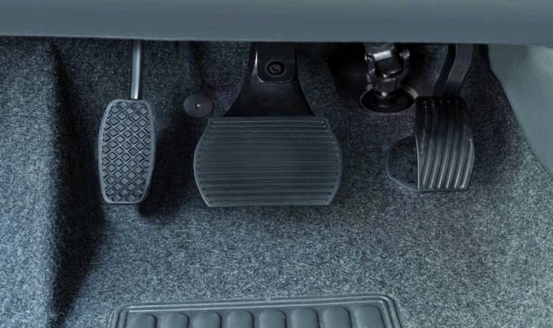 La pédale à gauche électronique de Kivi pour accélérer le véhicule du pied gauche par Handi Project