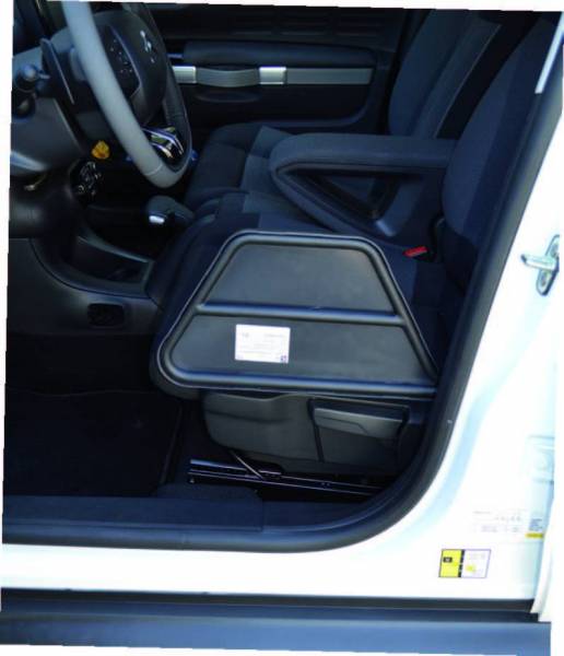 Facilitation du transfert des personnes handicapées dans leur véhicule avec le plateau de transfert manuel