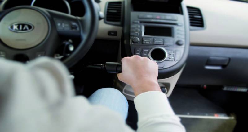 Aménagement accélérateur frein au volant pour véhicule pour personnes handicapées dans l'Hérault