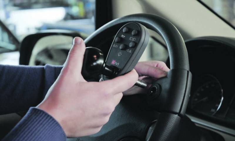 Prise en main d'une télécommande multifonctions PV 3000 au volant