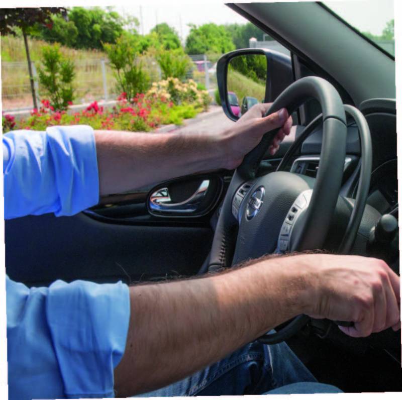 Poste de conduite aménagé avec un combiné accélérateur et frein à gâchette électronique en Occitanie