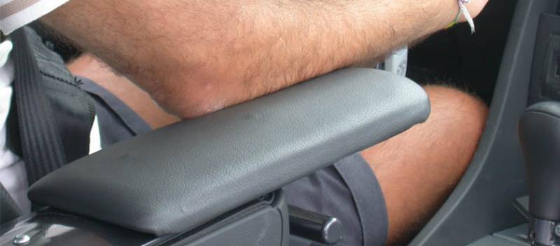 Commandes des essuie-glaces et phares déportés dans l'accoudoir central d'un véhicule pour personnes handicapées dans l'Hérault