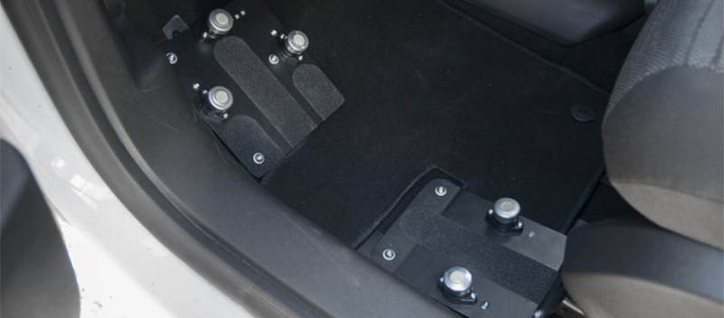 Commandes du véhicule déportées dans le repose pied gauche, une adaptation de véhicule PMR à Montpellier