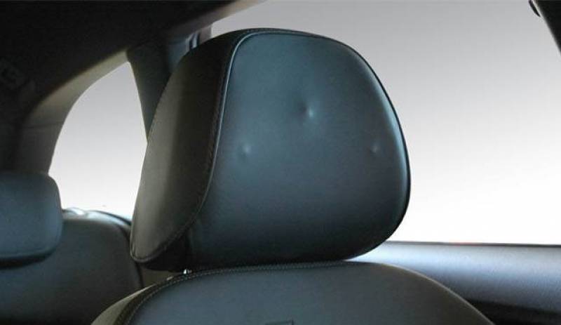 Clignotants installés dans l'appui-tête comme aide à la conduite d'un véhicule par une personne tétraplégique sur Montpellier par Handi Conduite