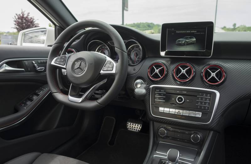Accélérateur au volant par cercle couplé avec levier de frein à baisser sur Mercedes A45 - Handi Conduite - Vendargues en Occitanie