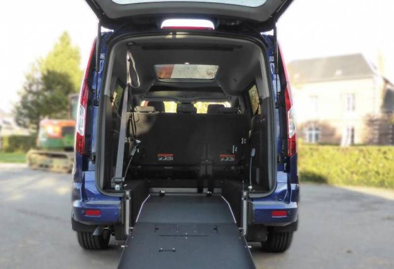 Transport d'une personne en fauteuil roulant dans un Ford Tourneo Grand Connect - Lenoir Handi Concept - Handi Conduite - Hérault