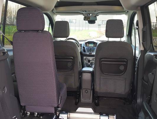 Espace intérieur spacieux et élégant du Ford Tourneo Connect TPMR dans l'Hérault