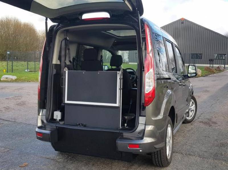 Ford Tourneo Connect pour le transport d'une personne avec son fauteuil roulant dans l'Hérault