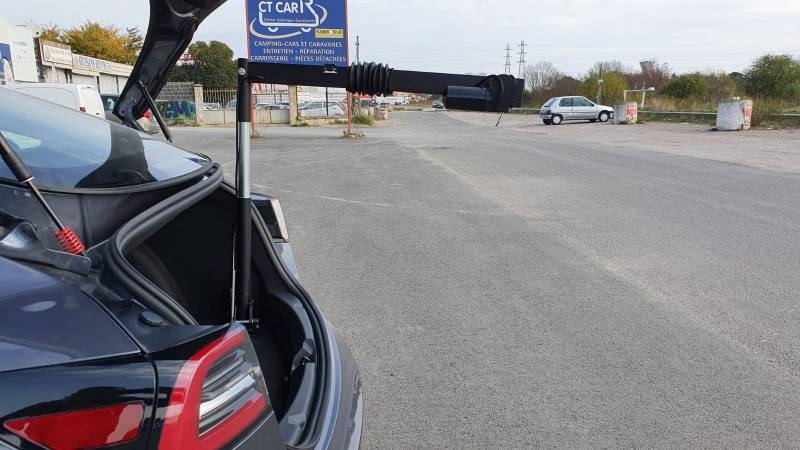 Grue de coffre Carolift 40 aménagée sur une Tesla model 3 par la société Handi Conduite dans l'Hérault