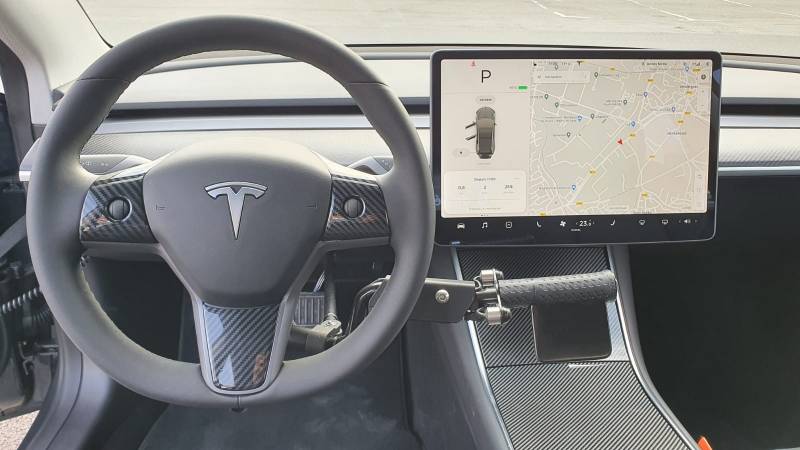 Installation d'un combiné accélérateur frein baisser pousser au volant sur Tesla model 3 dans l'Hérault