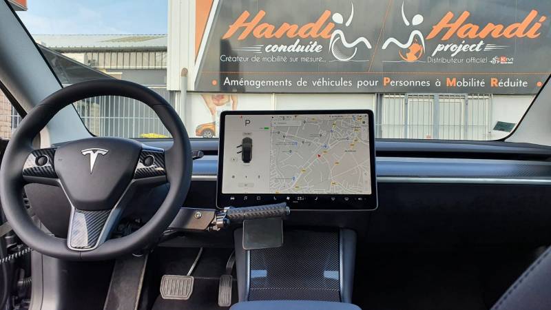 Adaptation baisser pousser au volant avec personnalisation de la poignée pour conduite tétra sur Tesla model 3 à Montpellier