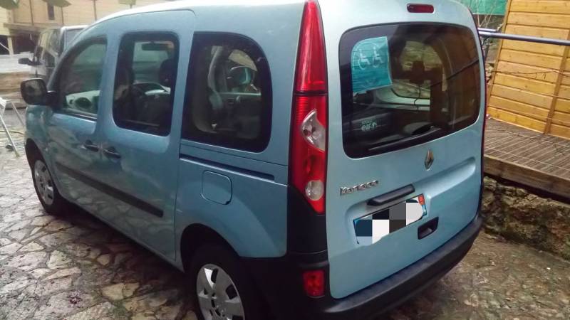Superbe occasion, un Renault Kangoo avec chargement de fauteuil roulant  à vendre sur Montpellier