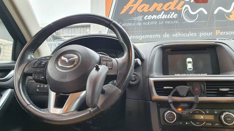 Poste de conduite adapté pour personne hémiplégique avec télécommande au volant Joy Control par Handi Conduite à Montpellier