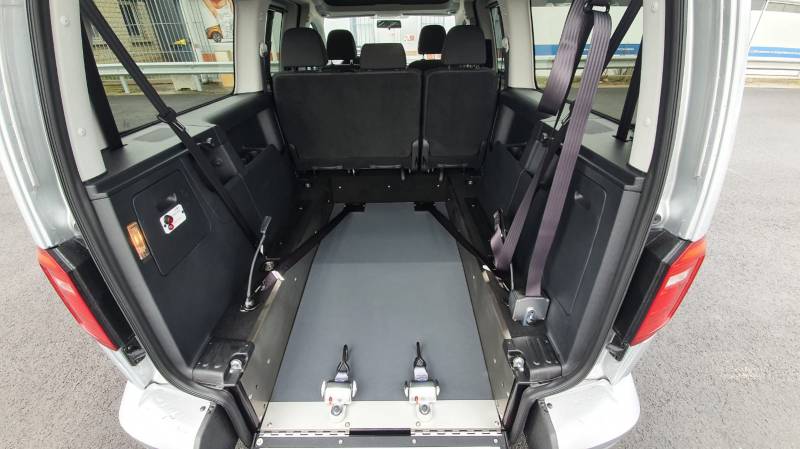 Intérieur modulable Volkswagen Caddy Maxi modifié pour le transport d'une personne en fauteuil roulant - Lenoir Handi Concept - Handi Conduite 34,30,66,13
