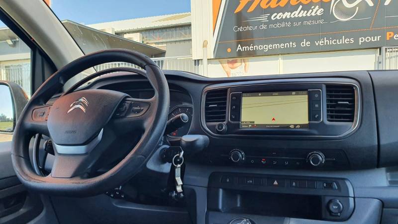 Conduite pour personne handicapée sur un Citroën Jumpy par Handi Conduite avec accélérateur par cercle sous volant et levier de frein manuel à baisser sur Montpellier
