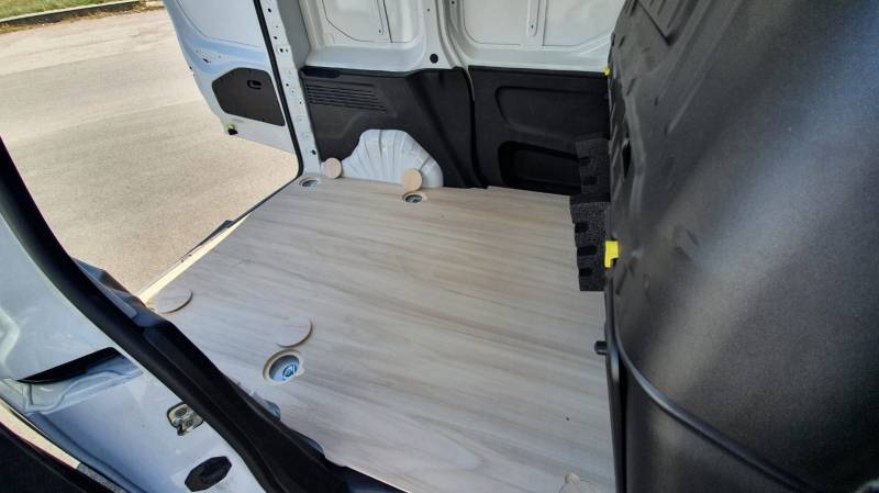 Sur véhicule utilitaire aménagement habillage intérieur bois par Handi Conduite dans l'Hérault