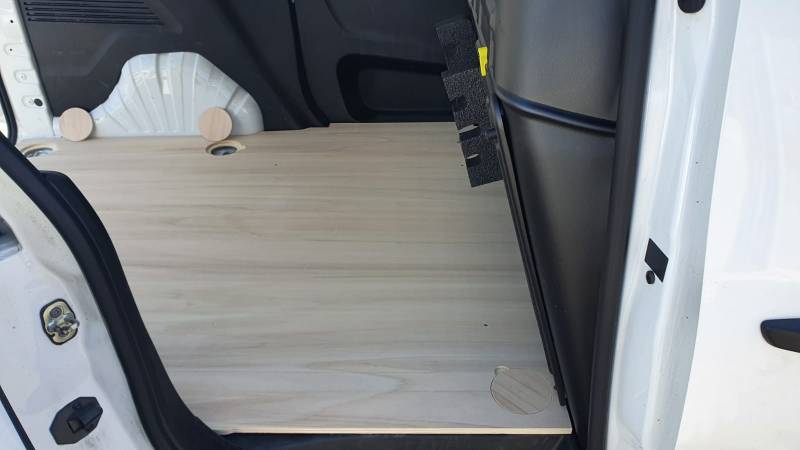 Véhicule utilitaire avec habillage intérieur plancher bois par Handi Conduite à Montpellier