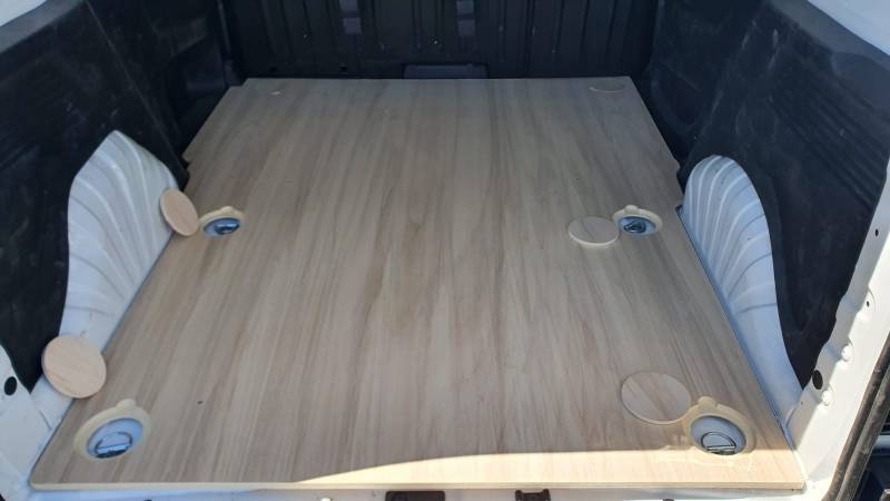 Aménagement intérieur plancher bois sur utilitaire par Handi Conduite à Montpellier