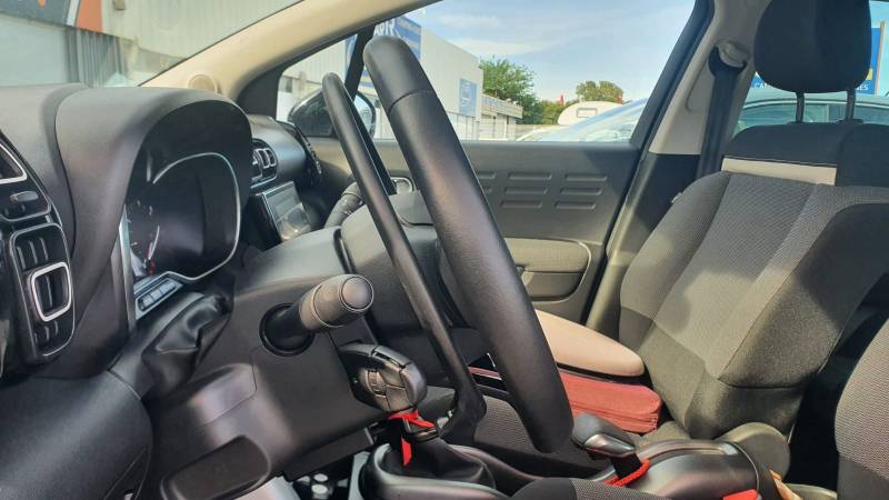 Accélérateur par cercle sous volant adapté au poste de conduite pour une personne en situation de handicap à Montpellier par Handi Conduite