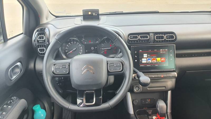 Poste de conduite du véhicule d'une personne handicapée aménagé avec cercle accélérateur sous volant K5 et levier de frein à baisser Lf 901 sur Montpellier par Handi Conduite