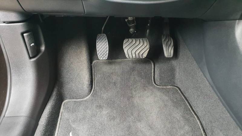 Pédale d'accélérateur inversée à gauche pour accélérer du pied gauche sur Nissan Juke pour un hémiplégique droit par Handi Conduite à Montpellier