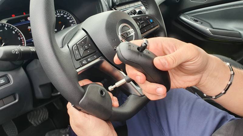 Télécommande multifonctions Joy Control au volant sur Nissan Juke pour la conduite d'une personne en situation de handicap sur l'Hérault par Handi Conduite