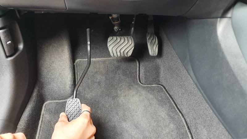 Inversion de pédale accélérateur à gauche déclipsable sur Nissan Juke pour la conduite d'une personne en situation de handicap par Handi Conduite à Montpellier