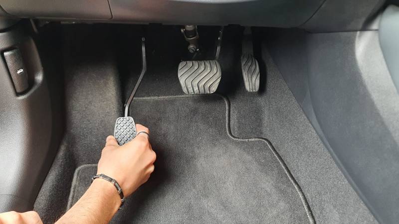 Accélérer du pied gauche avec l'inversion de pédale accélérateur électronique sur le Nissan Juke d'un hémiplégique droit par Handi Conduite dans l'Hérault