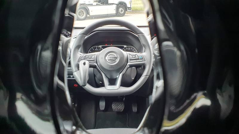 Nissan Juke adapté pour la conduite d'un hémiplégique droit avec installation au volant d'une télécommande multifonctions Joy Control par Handi Conduite à Montpellier