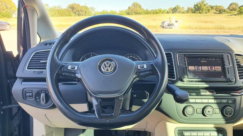 Adaptation PMR au poste de conduite avec accélérateur par cercle sous volant et levier de frein à baisser sur Volkswagen Sharan par Handi Conduite