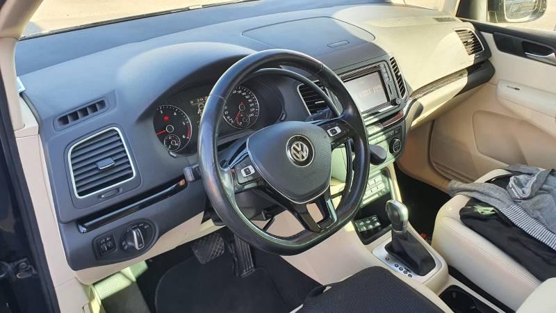 Poste de conduite adapté pour personne handicapée avec cercle accélérateur sous volant et levier de frein sur Volkswagen Sharan par Handi Conduite à Montpellier