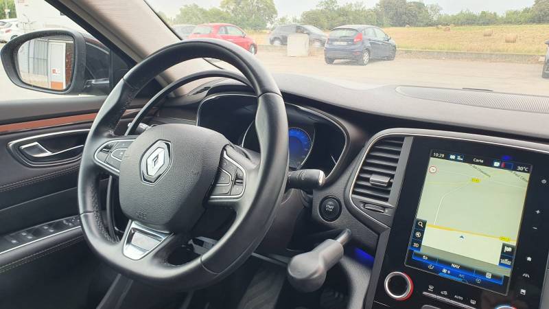 Levier de frein adapté au volant pour personne handicapée par Handi Conduite dans l'Hérault