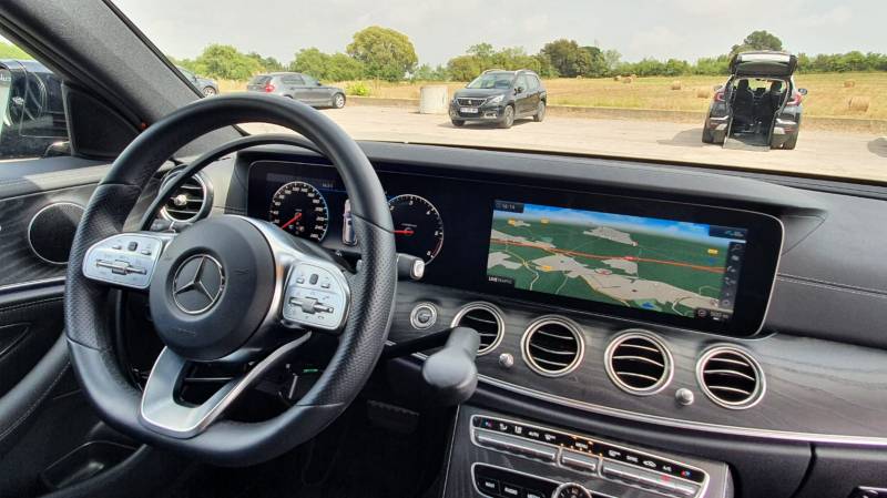Adaptation levier de frein à baisser au volant sur Mercedes Classe E pour personne handicapée par Handi Conduite dans l'Hérault