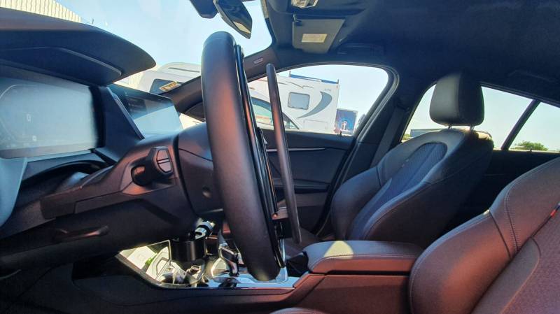 BMW aménagée pour conduite PMR sur Perpignan avec accélérateur par cercle sur volant et levier de frein à pousser au poste de conduite, un aménagement Handi Conduite