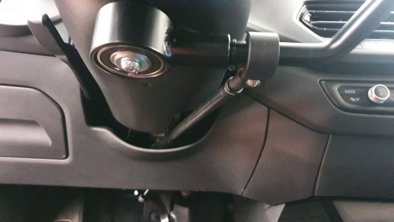 Modification poste de conduite avec adaptation d'un levier de frein à pousser pour PMR sur Perpignan par Handi Conduite