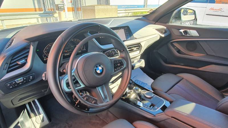 Cercle accélérateur sur volant sans fil et levier de frein à pousser pour conduite d'une BMW par une personne handicapée dans l'Hérault par Handi Conduite