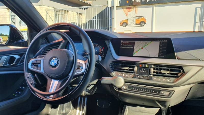 Levier de frein à pousser Lf12 et accélérateur par cercle sur volant sans fil KS Wireless sur BMW série 1 pour le retour à l'autonomie d'une personne handicapée sur Perpignan par Handi Conduite