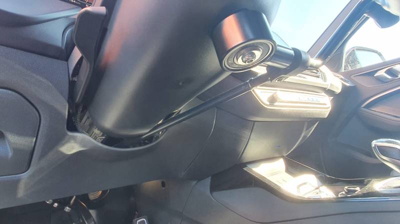 Adaptation sur mesure du poste de conduite pour personne handicapée avec levier de frein à pousser sur Montpellier par Handi Conduite