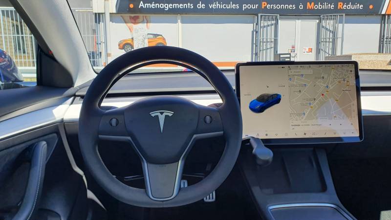 Adaptation poste de conduite pour personne en situation de handicap avec cercle accélérateur sous volant à pousser par Handi Conduite à Montpellier
