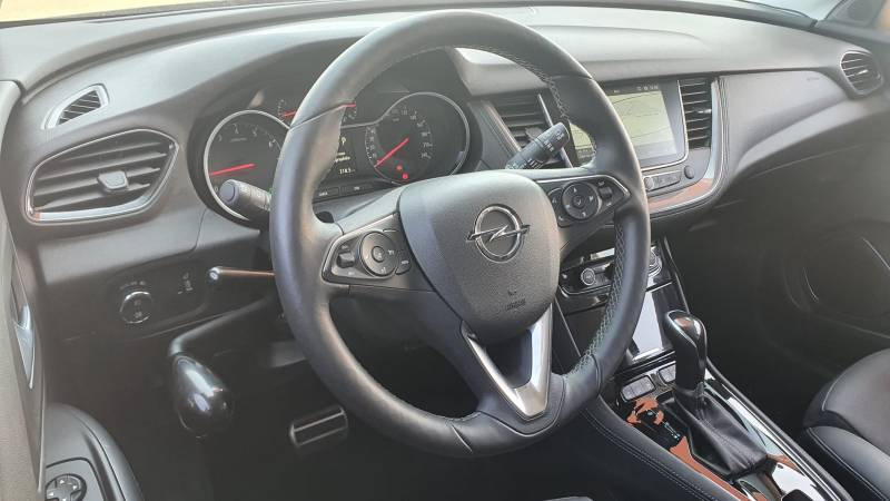 Levier de frein à baisser aménagé au poste de conduite d'une Opel Grandland pour personne à mobilité réduite sur Montpellier par Handi Conduite