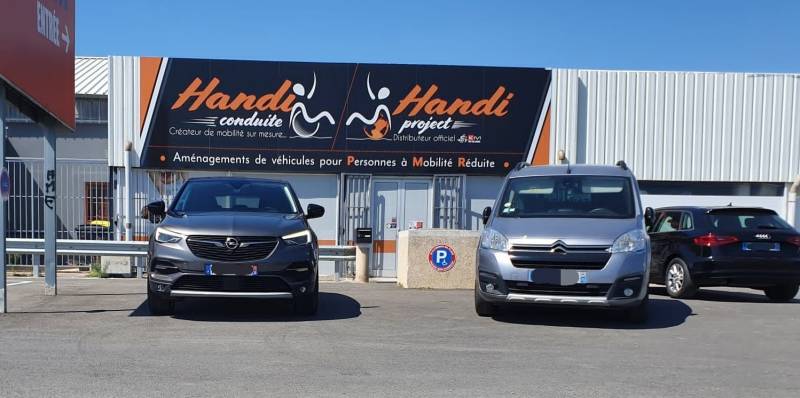 Adaptation poste de conduite pour personne en situation de handicap sur une Opel Grandland par Handi Conduite à Montpellier dans l'Hérault