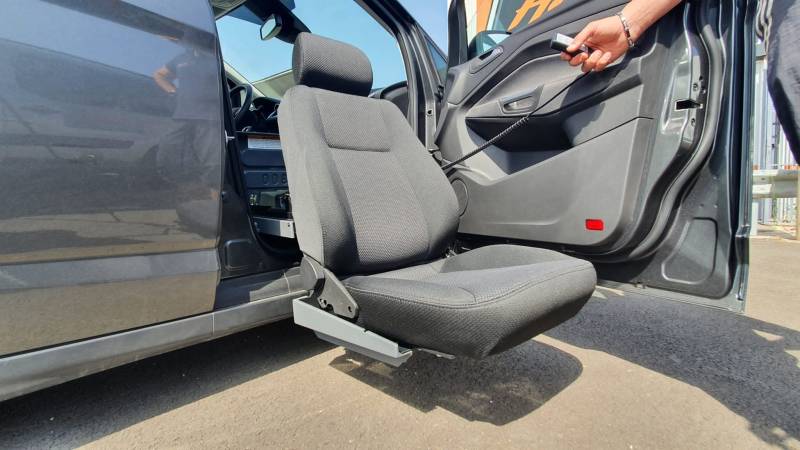 Siège pivotant sortant Turny Orbit 300 pour transférer une personne handicapée en place avant sans effort sur Ford C-Max par Handi Conduite, Montpellier Hérault
