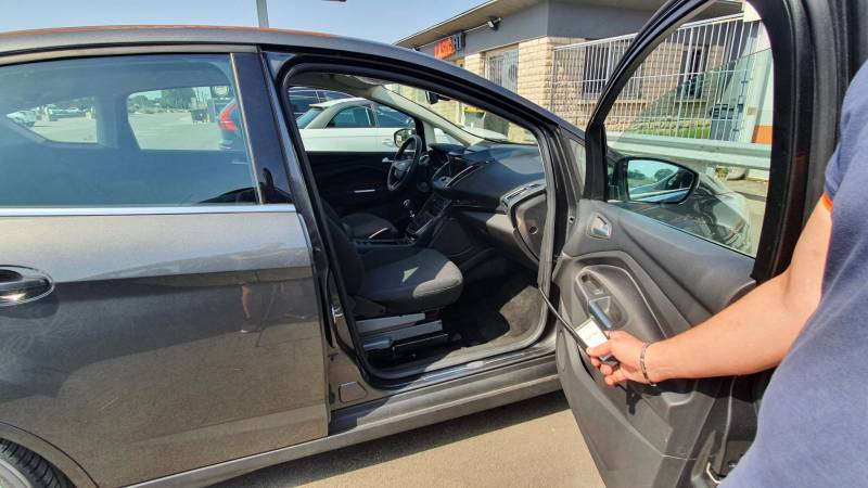 Siège électrique pivotant sortant pour aide au transfert personne handicapée en position passager avant sur Ford C-Max par Handi Conduite à Montpellier