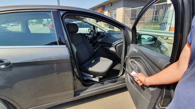 Aménagement pour le transfert d'une personne handicapée avec siège pivotant sortant par Handi Conduite dans l'Hérault